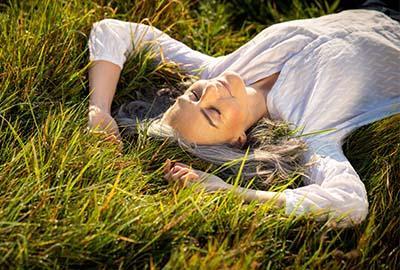 femme allongée dans l'herbe 