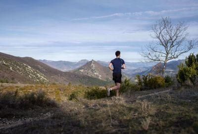 homme qui court en montagne